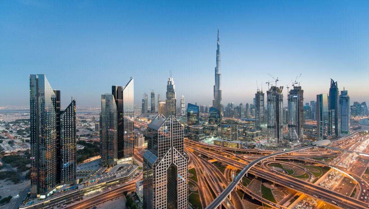 Die Skyline von Dubai im Abendlicht