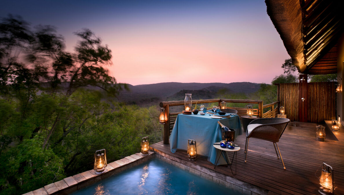 Privater Dinner-Bereich auf offener Terrasse mit Blick in die afrikanische Landschaft.