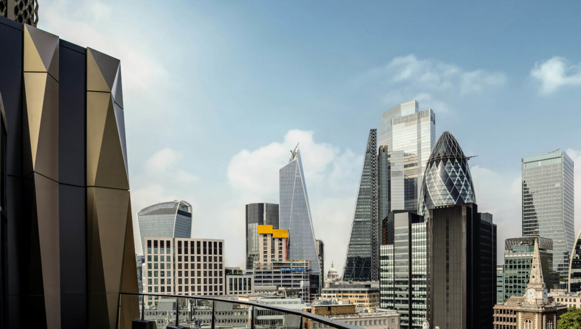 Blick vom Balkon auf eine Stadt mit vielen Hochhäusern