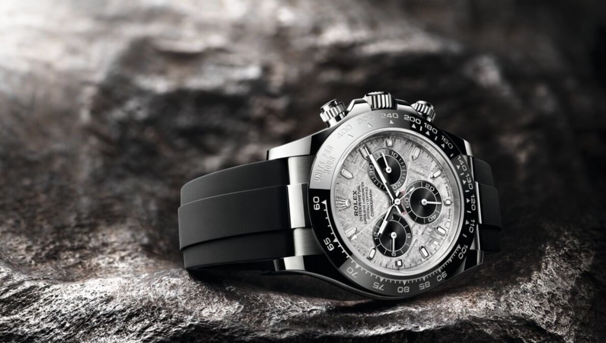 Eine Rolex Oyster Perpetual Cosmograph Daytona in Seitenlage.