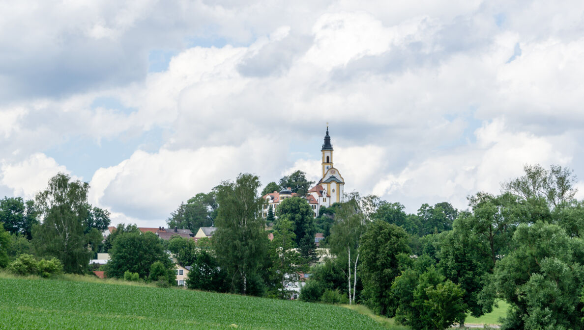 Die Wallfahrtskirche von Pleystein auf dem Quarzfelsen Kreuzberg