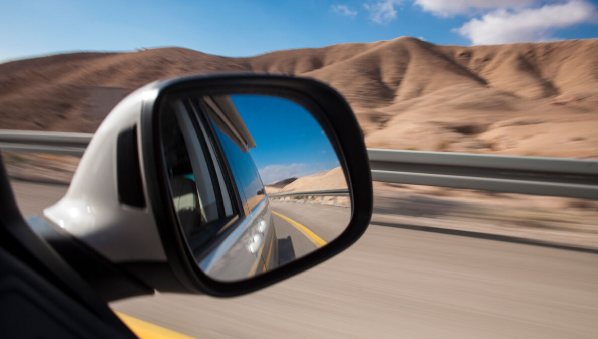 Blick in den Spiegel eines Autos