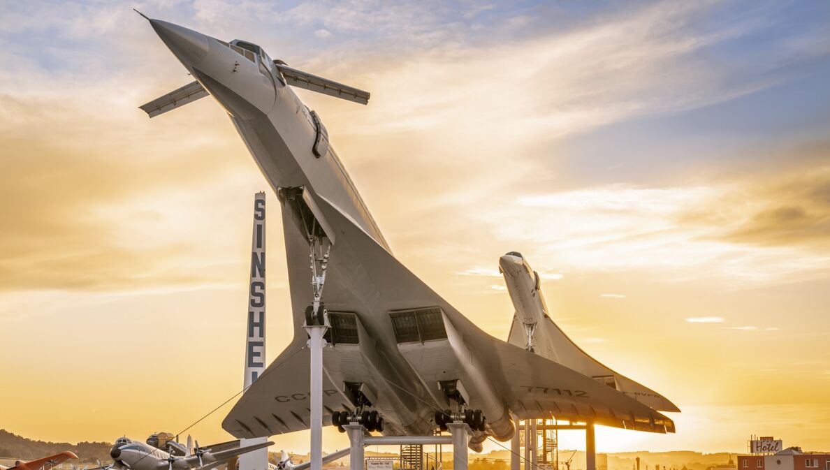 Zwei Überschall-Flugzeuge als Ausstellungsstücke des Technik Museums Sinsheim in der Abendsonne