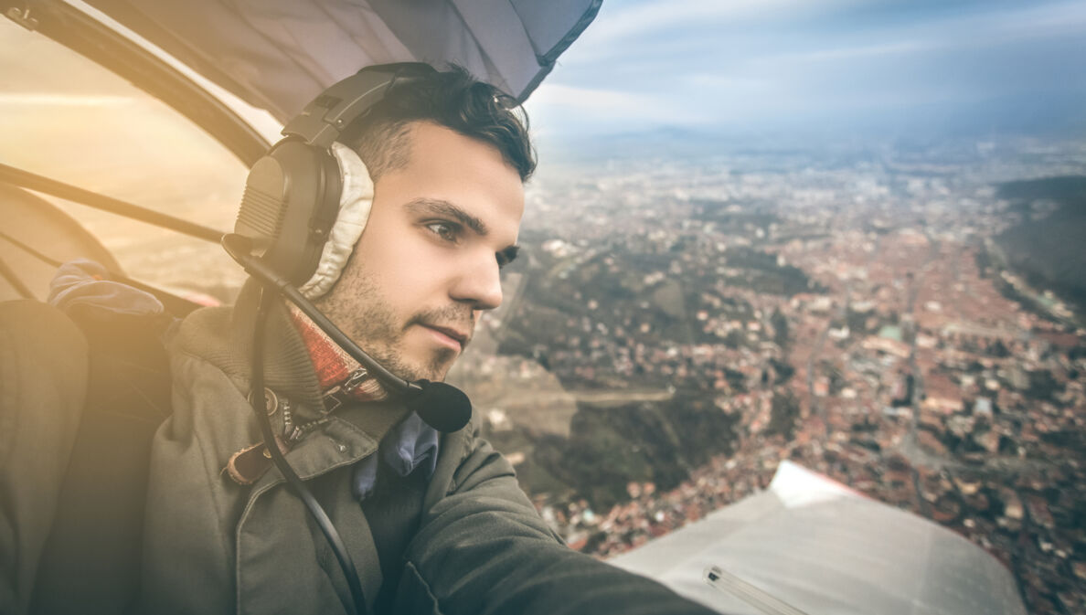 Ein junger Mann in einem Flugzeug