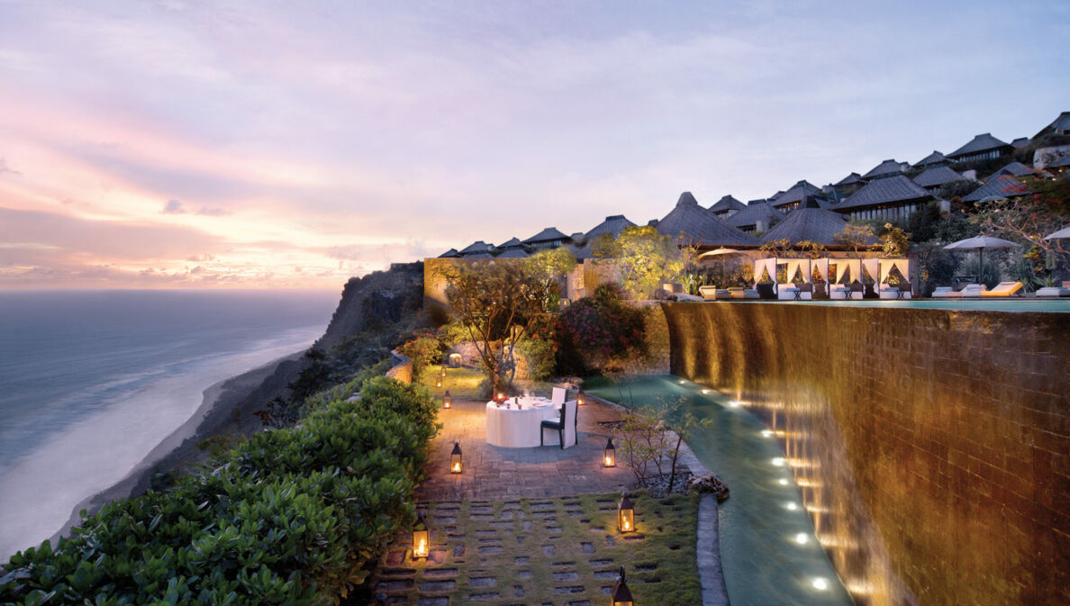 Langgezogener Pool unterhalb des Bulgari Resorts mit Blick auf das Meer.