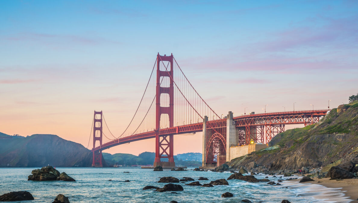 Golden Gate Bridge im Abendrot.