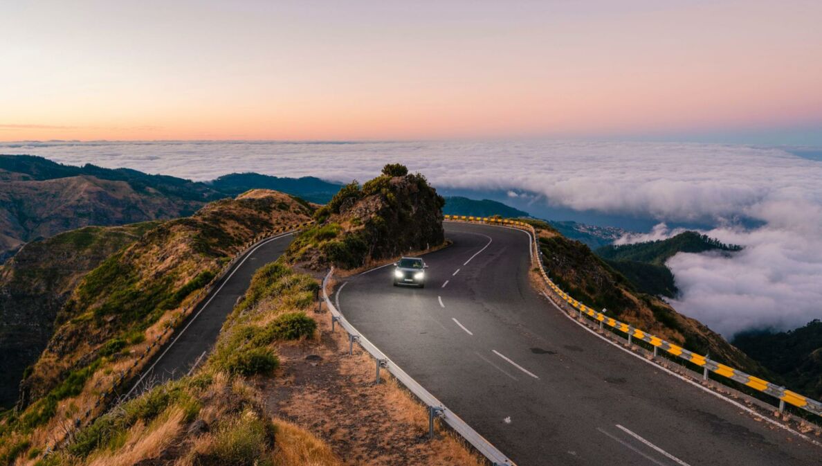 Ein Auto auf einer Küstenstraße auf Madeira