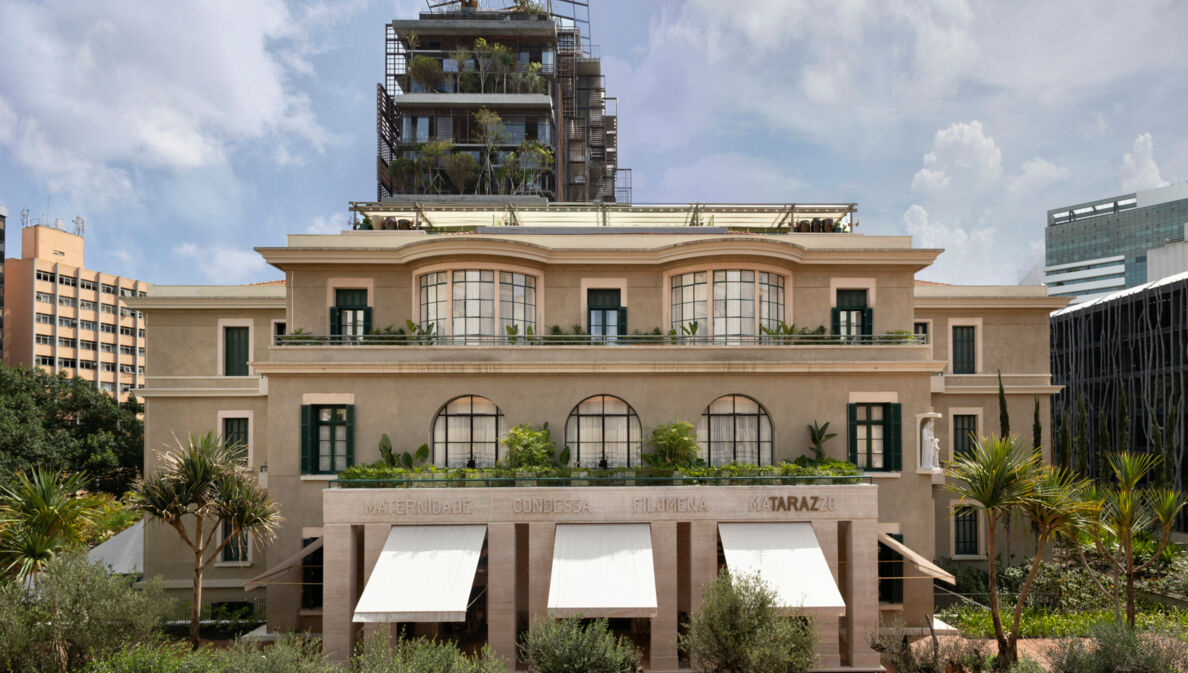 Außenansicht des Rosewood Hotels in São Paulo mit Blick auf die Terrasse