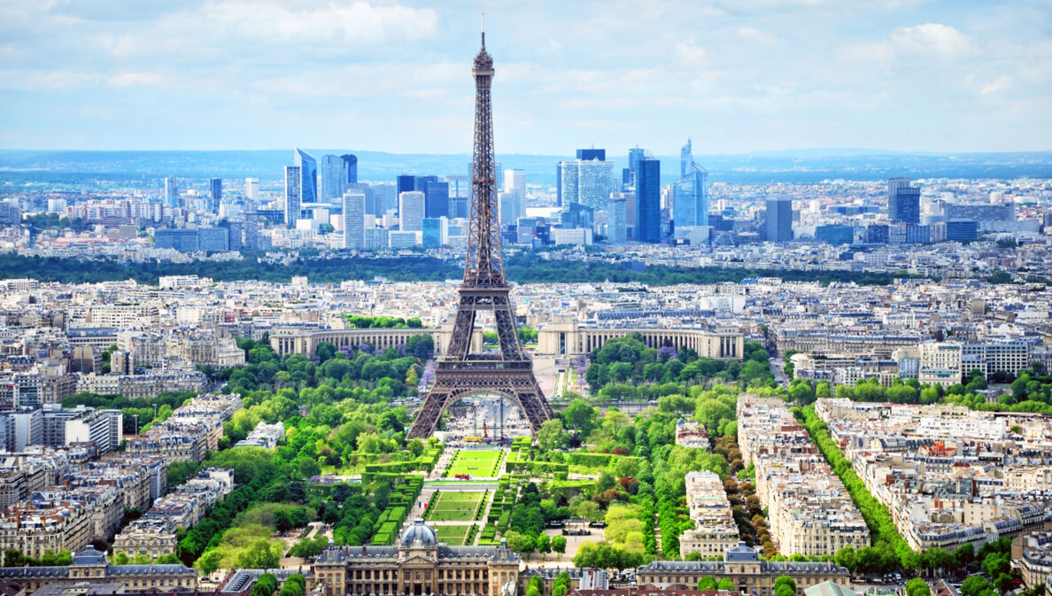 Der Eiffelturm in Paris aus der Vogelperspektive.