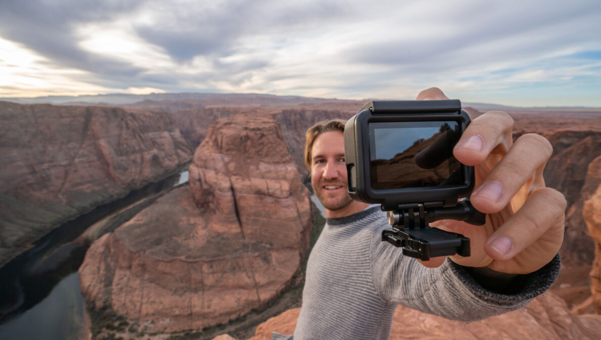 Ein Mann macht ein Selfie am Colorado River.