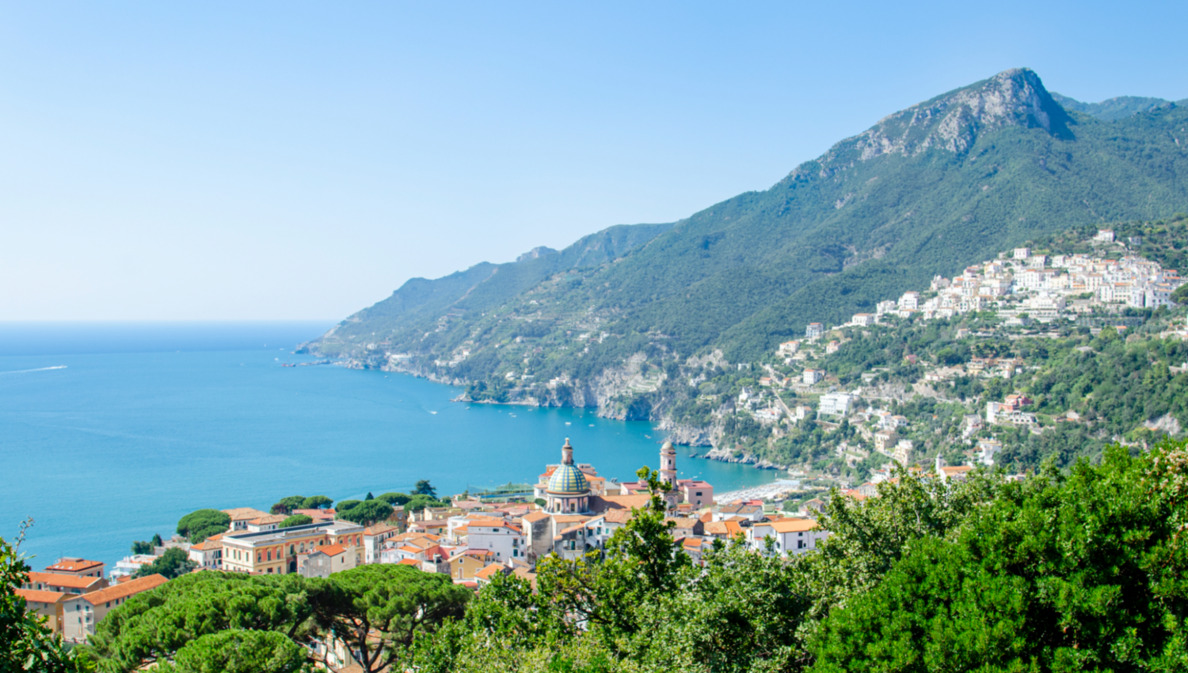 Blick über die italienische Stadt an der Amalfiküste, das Meer und Berge.