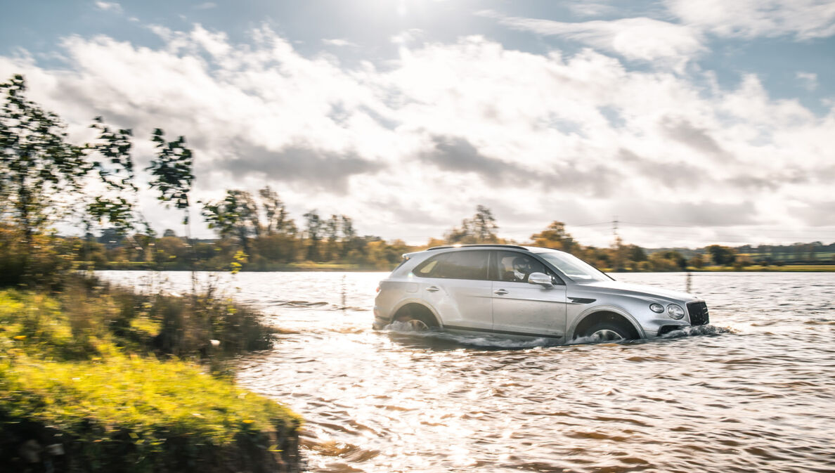 Ein SUV fährt durchs Wasser