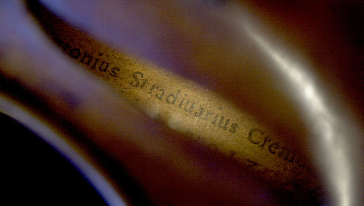 Die Signatur von Antonio Stradivari während einer Auktion bei Christie’s