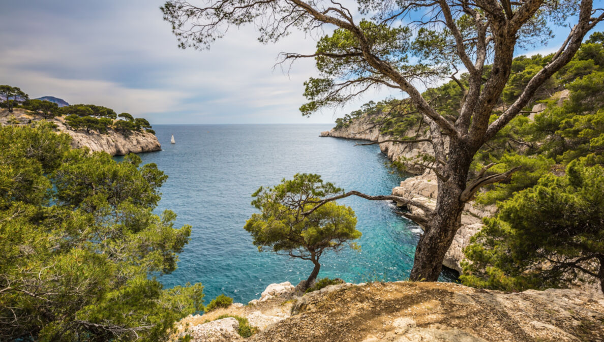 Malerischer Blick von einer felsigen Erhöhung aufs Meer