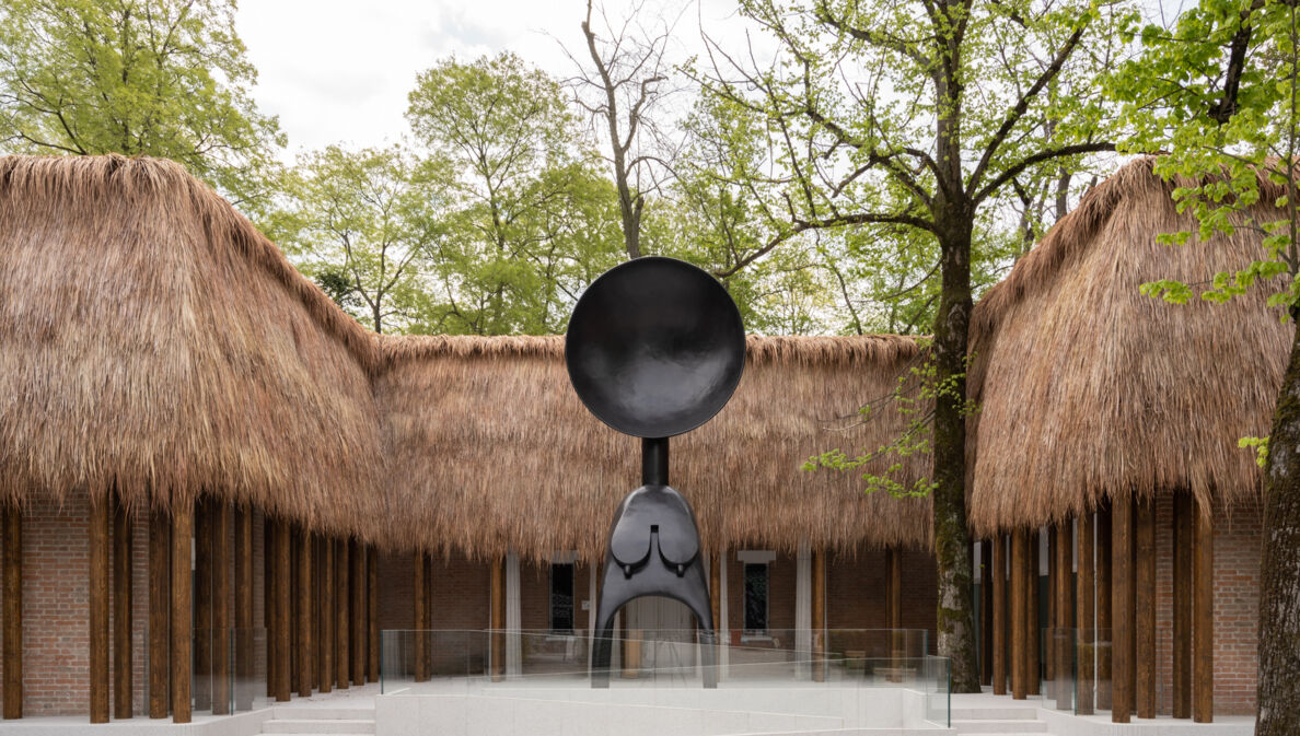 Skulptur von Simone Leigh vor dem US-Pavillon auf der Biennale 2022