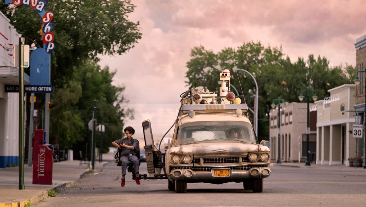 Szene aus einem Film mit einem alten ramponierten Auto auf einer Straße