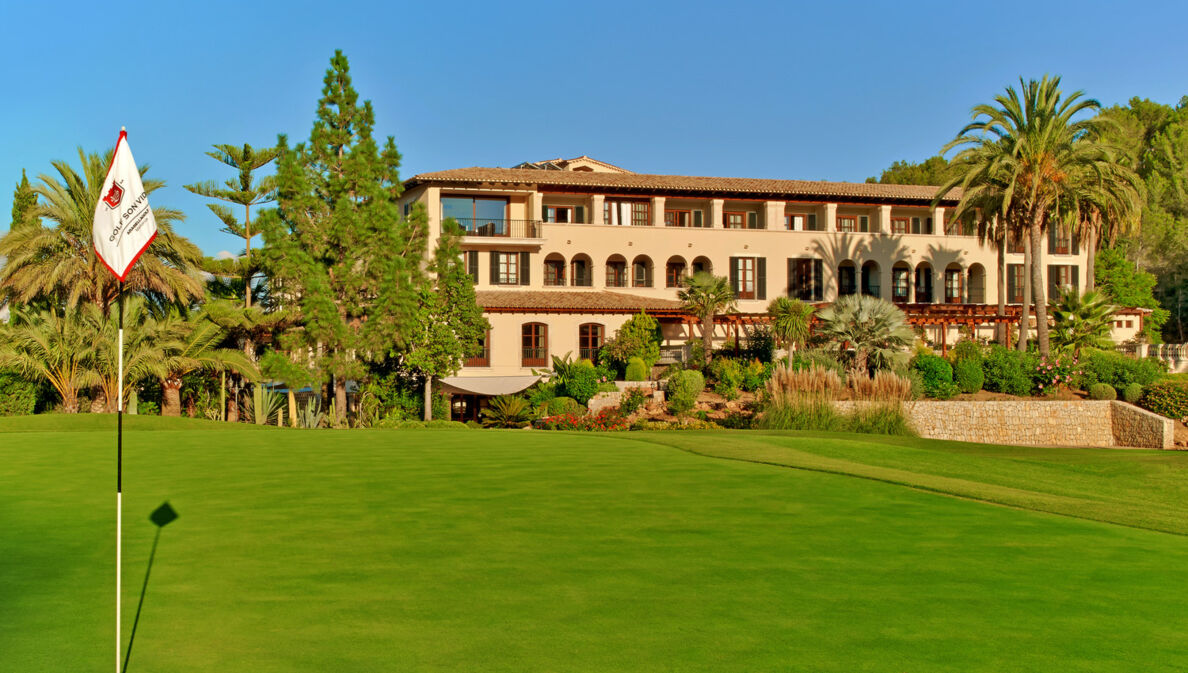 Fassade des Hotels Sheraton Mallorca Arabella Golf Hotel.