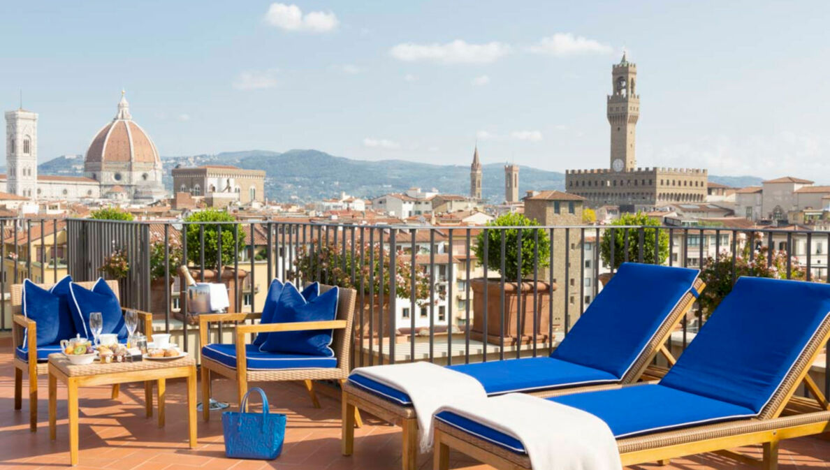 Dachterrasse Hotel Lungarno, Liegestühle im Vordergrund, Blick auf die Stadt im Hintergrund