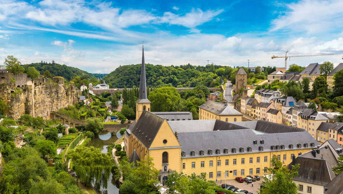 Panoramablick über Luxemburg mit der Abtei Neumünster und der Kirche St. Jean du Grund