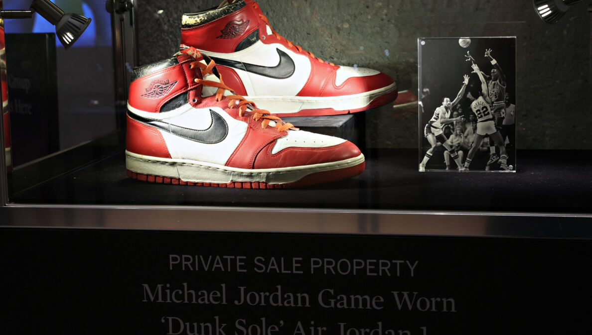 Sneaker, die von Michael Jordan in einem Basketballspiel getragen wurden und bei Sotheby’s versteigert wurden