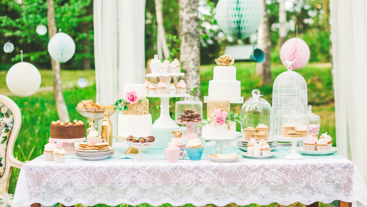 Candy Bar auf einer Hochzeit, die mit vielen süßen Leckereien bestückt ist