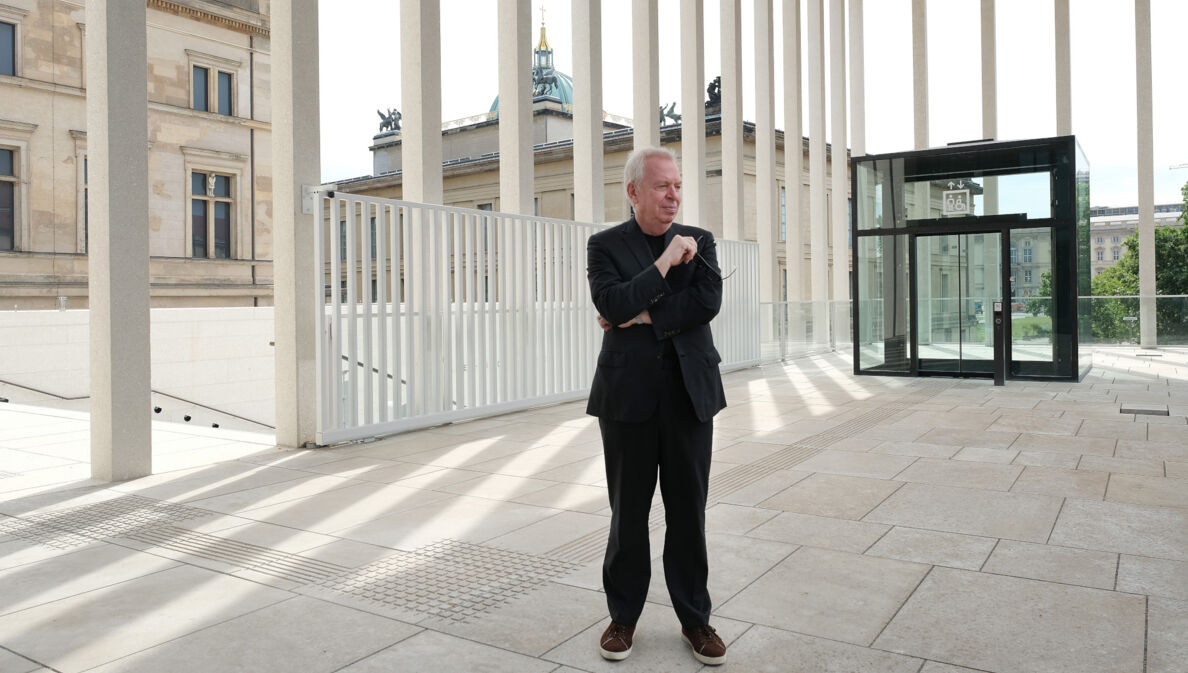 Architekt David Chipperfield in der James-Simon-Galerie auf der Berliner Museumsinsel