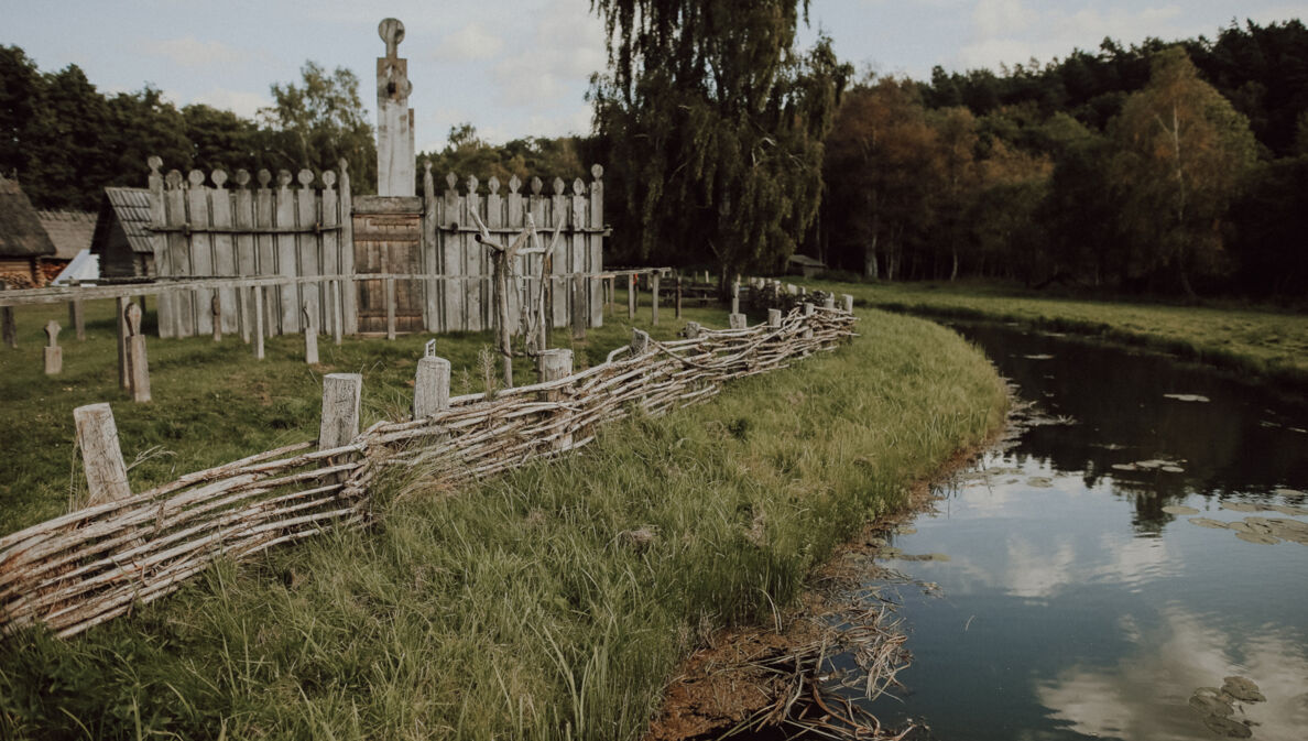 Blick auf ein Museum am Wasser