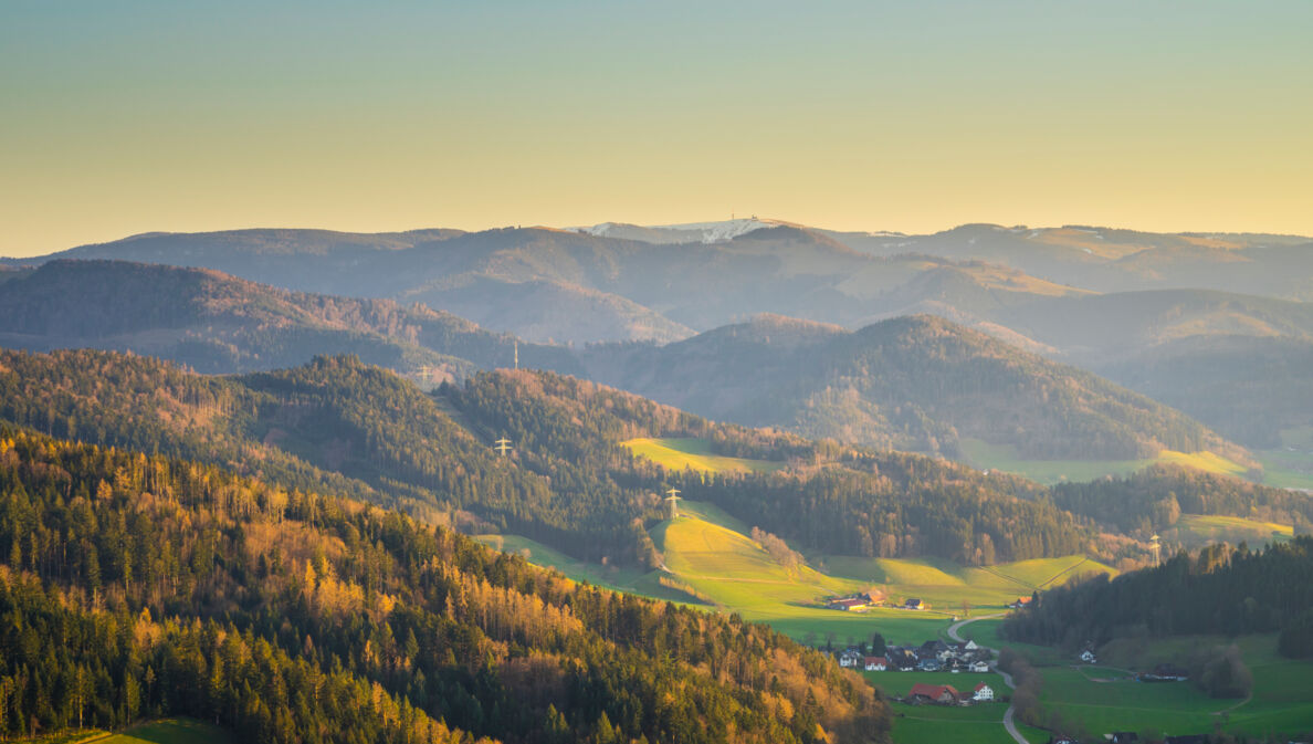 Blick über eine morgendliche Berglandschaft