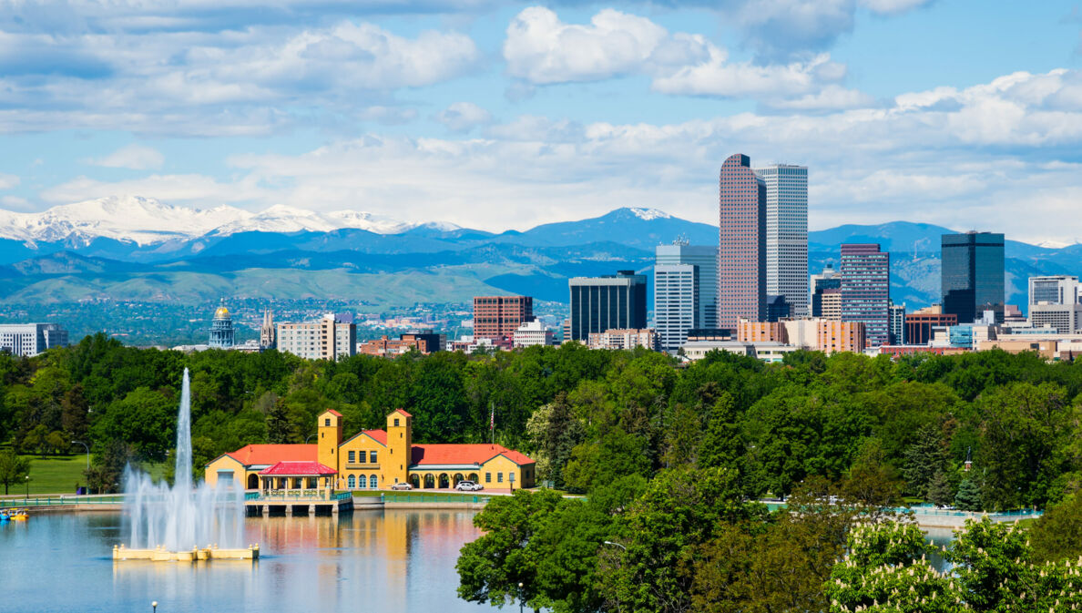 Skyline von Denver, Colorado, mit Stadtpark im Vordergrund