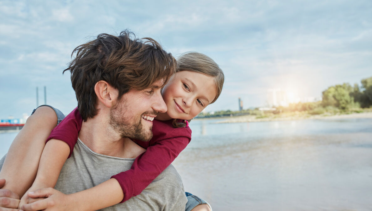 Vater und Tochter am Ufer des Rheins