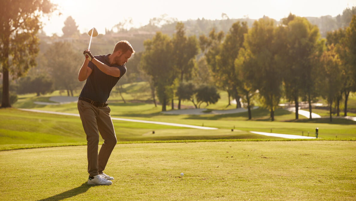 Männlicher Golfer auf einem Golfplatz