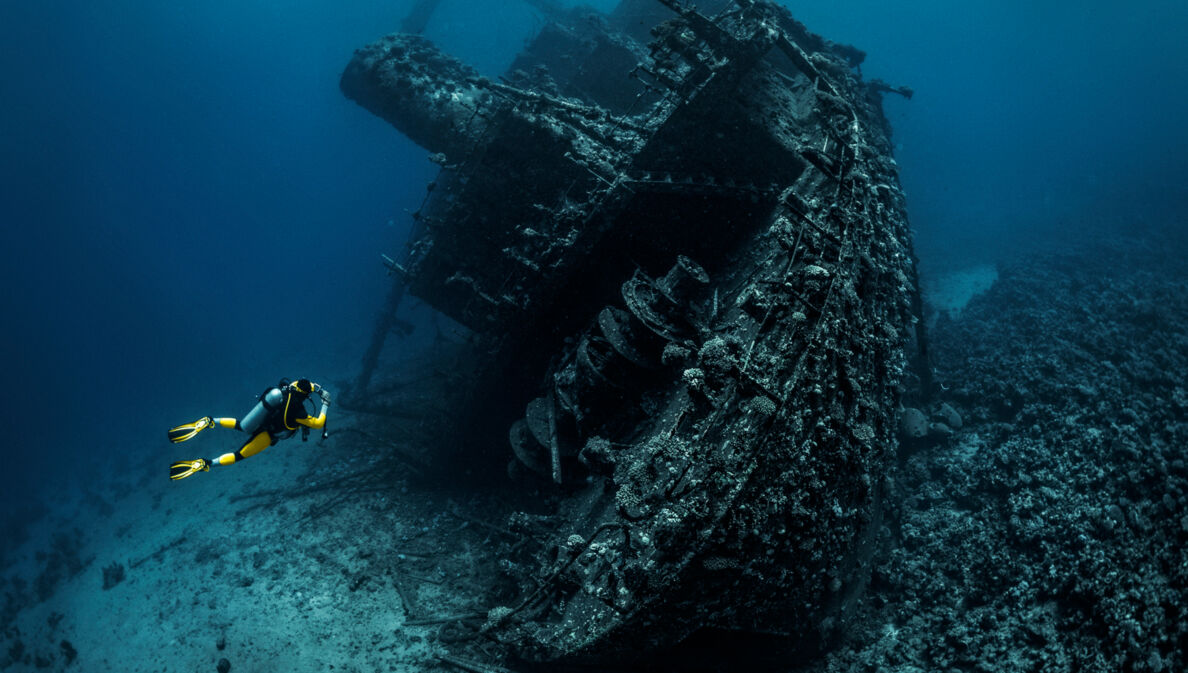 Taucher fotografiert das Wrack eines großen versunkenen Schiffes im Meer