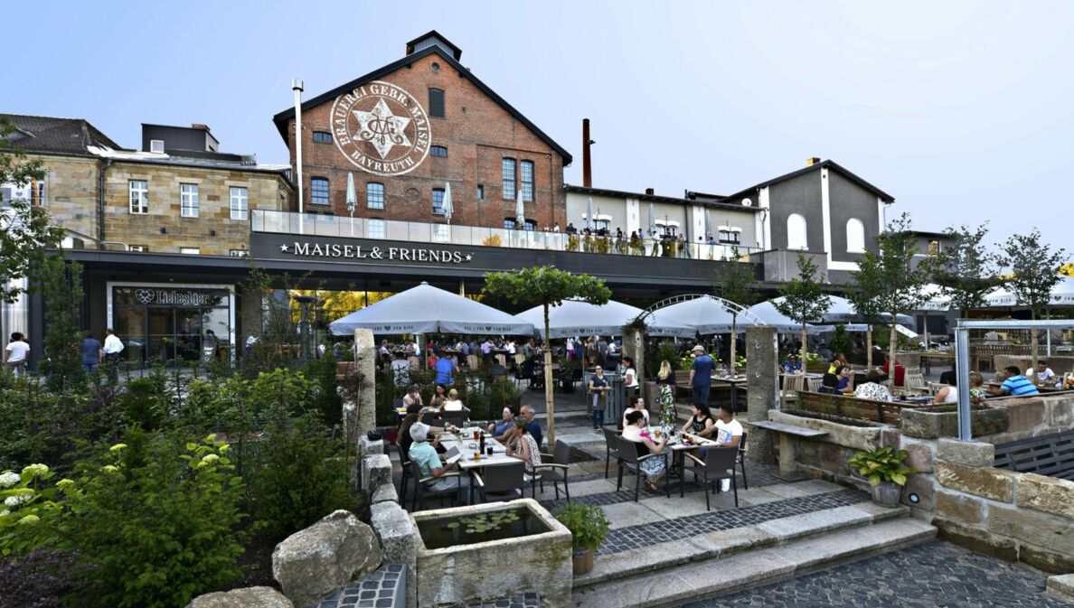 Eine Brauerei mit gastronomischem Außenbereich