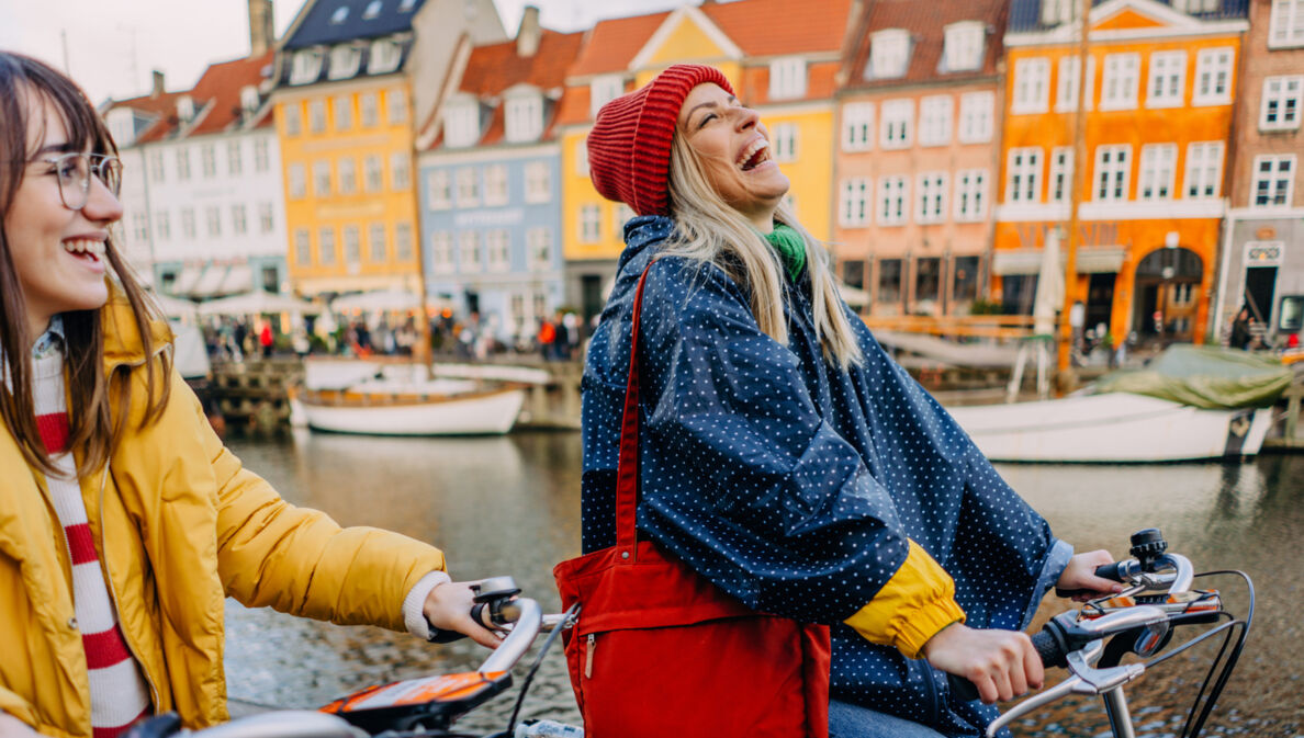 Zwei junge Frauen auf dem Fahrrad