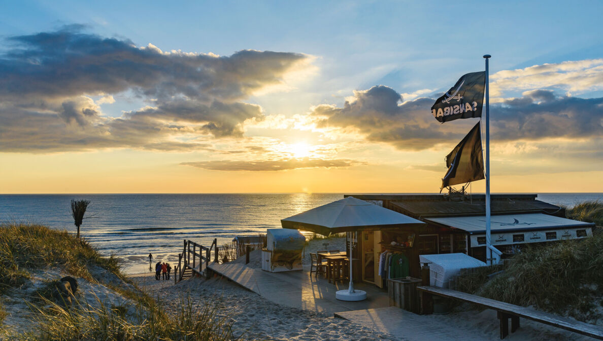 Restaurant Sansibar am Strand im Abendlicht