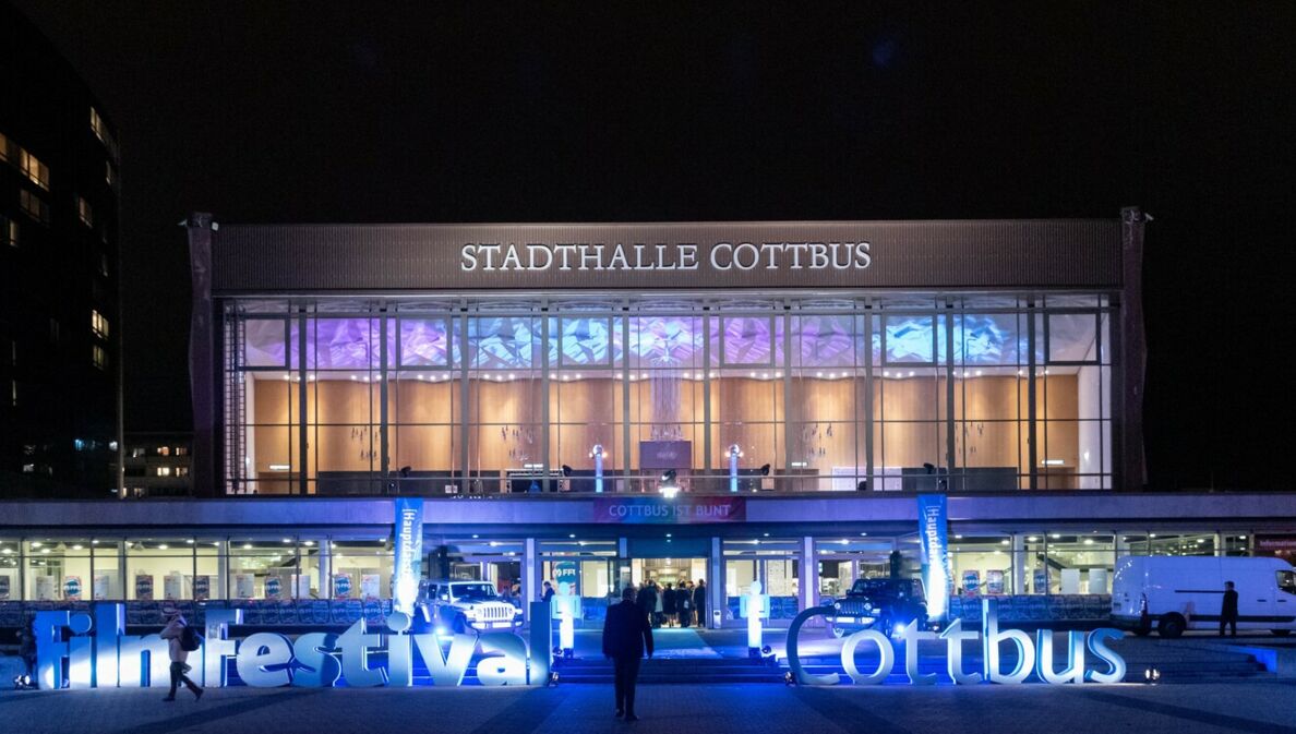 Nachtaufnahme einer Veranstaltungshalle beim Filmfestival Cottbus