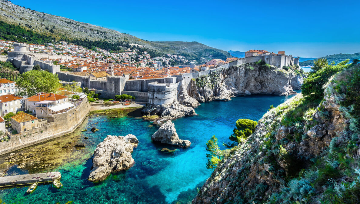 Panorama der Altstadt von Dubrovnik mit Festungsmauer