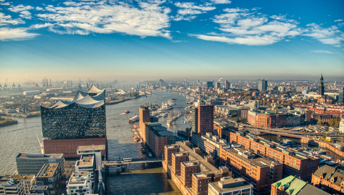 Blick über die Hamburger Speicherstadt und HafenCity