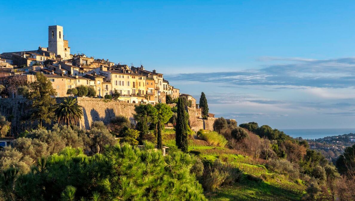 Panorama von Saint-Paul de Vence mit Mittelmeerküste im Hintergrund