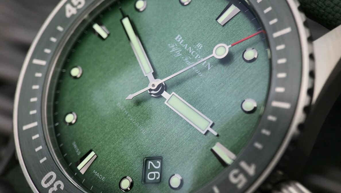 Detailaufnahme einer Blancpain Fifty Fathoms Bathyscaphe mit grünem Ziffernblatt