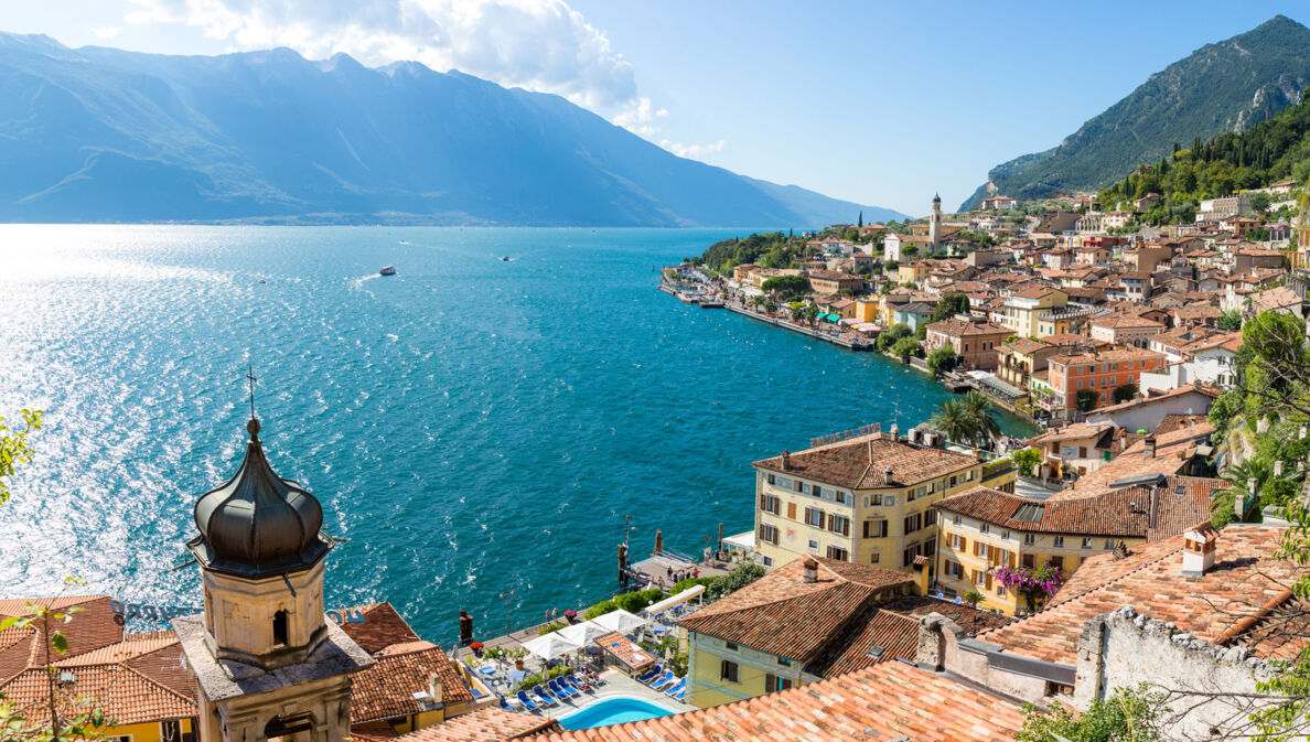 Mediterrane Kleinstadt am Ufer des Gardasees