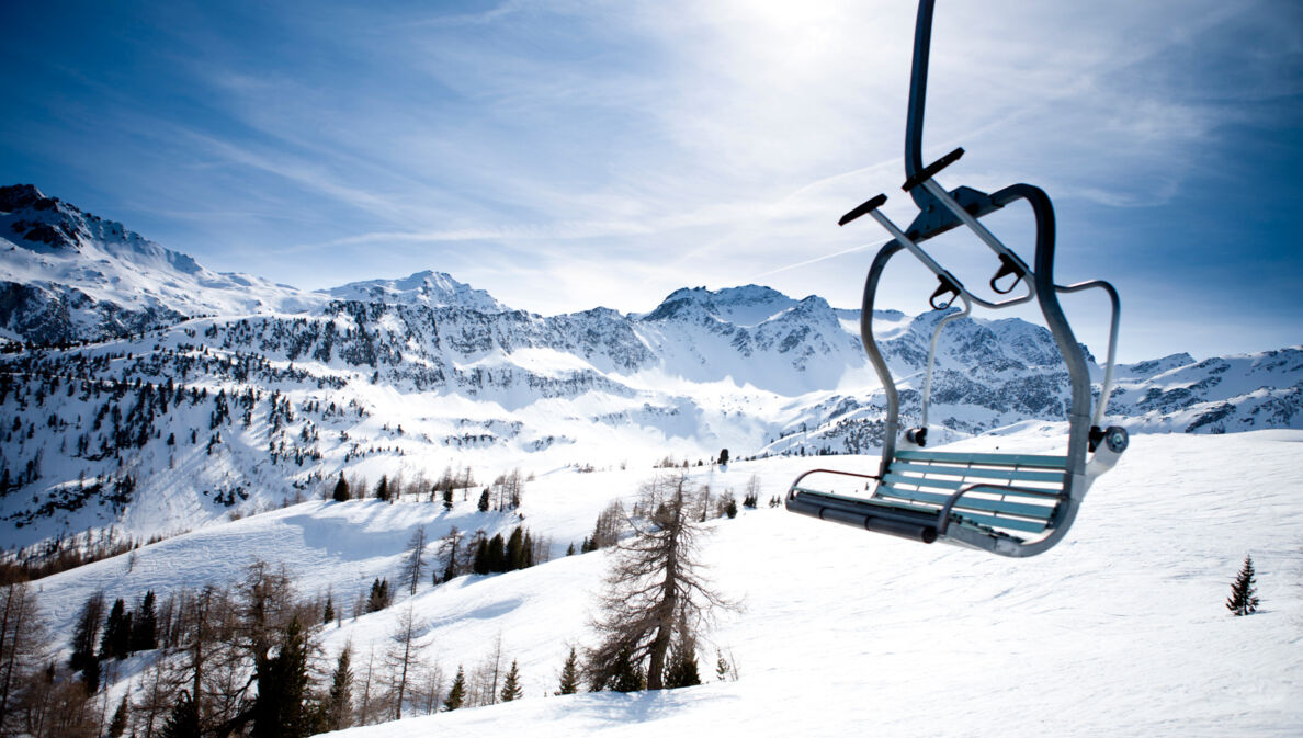 Skilift vor schneeweißer Berglandschaft