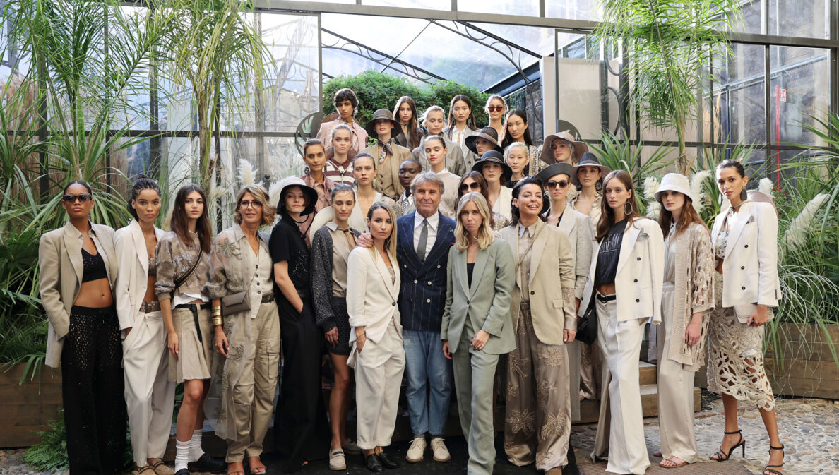 Camilla Cucinelli, Brunello Cucinelli und Carolina Cucinelli mit Models während der Brunello Cucinelli SS23 Women Collection Präsentation am 21. September 2022 in Mailand