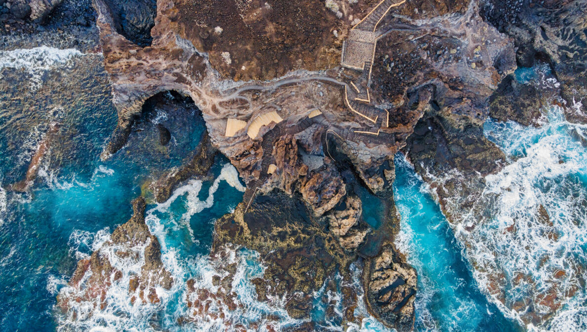 Blick von oben auf die Playa Charco los Sargos auf El Hierro.