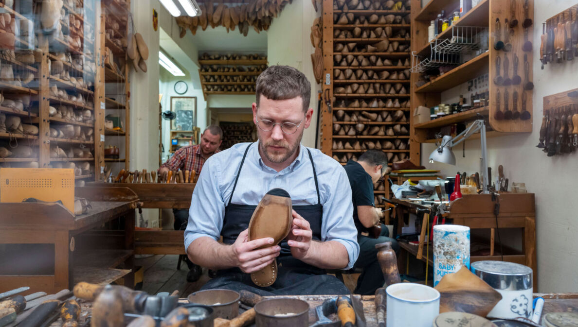 Schuhmacher der Maßschuhmacherei Klemann Shoes bei der Arbeit