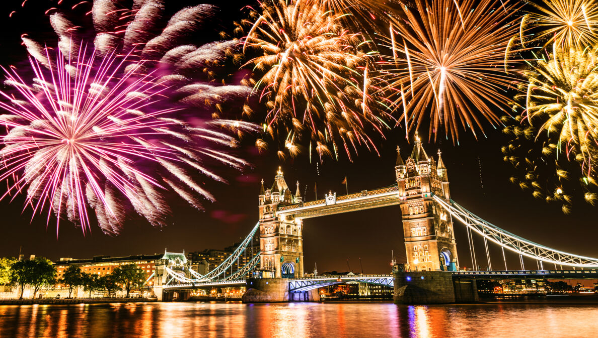 Feuerwerk über der Tower Bridge in London