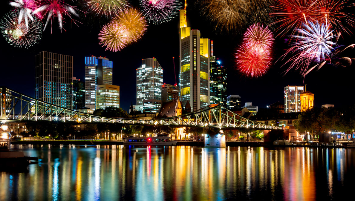 Feuerwerk über der Skyline Frankfurts.