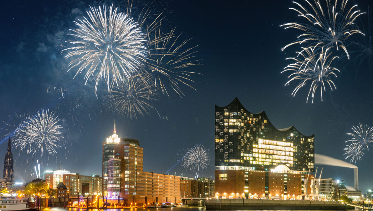 Feuerwerk über der Hamburger Skyline bei Nacht