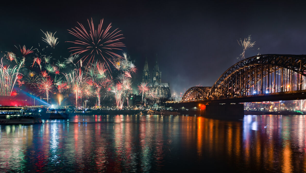 Feuerwerk an Silvester in Köln, Blick auf den Rhein, im HIntergrund der Kölner Dom.