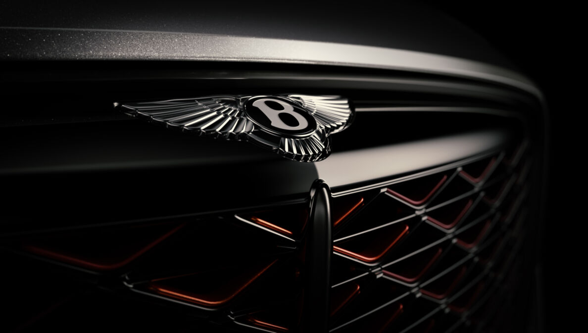 Detailaufnahme eines Logos von Bentley